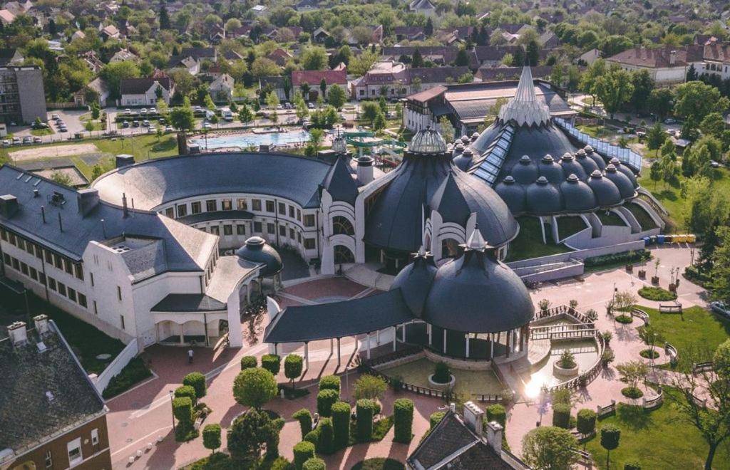 Admiral Apartman Makó Buitenkant foto